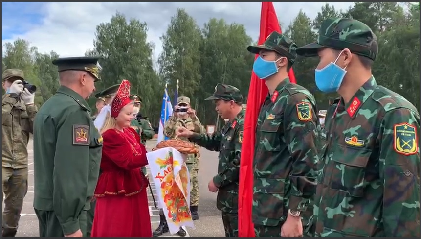 Bánh mì, muối và lòng hiếu khách